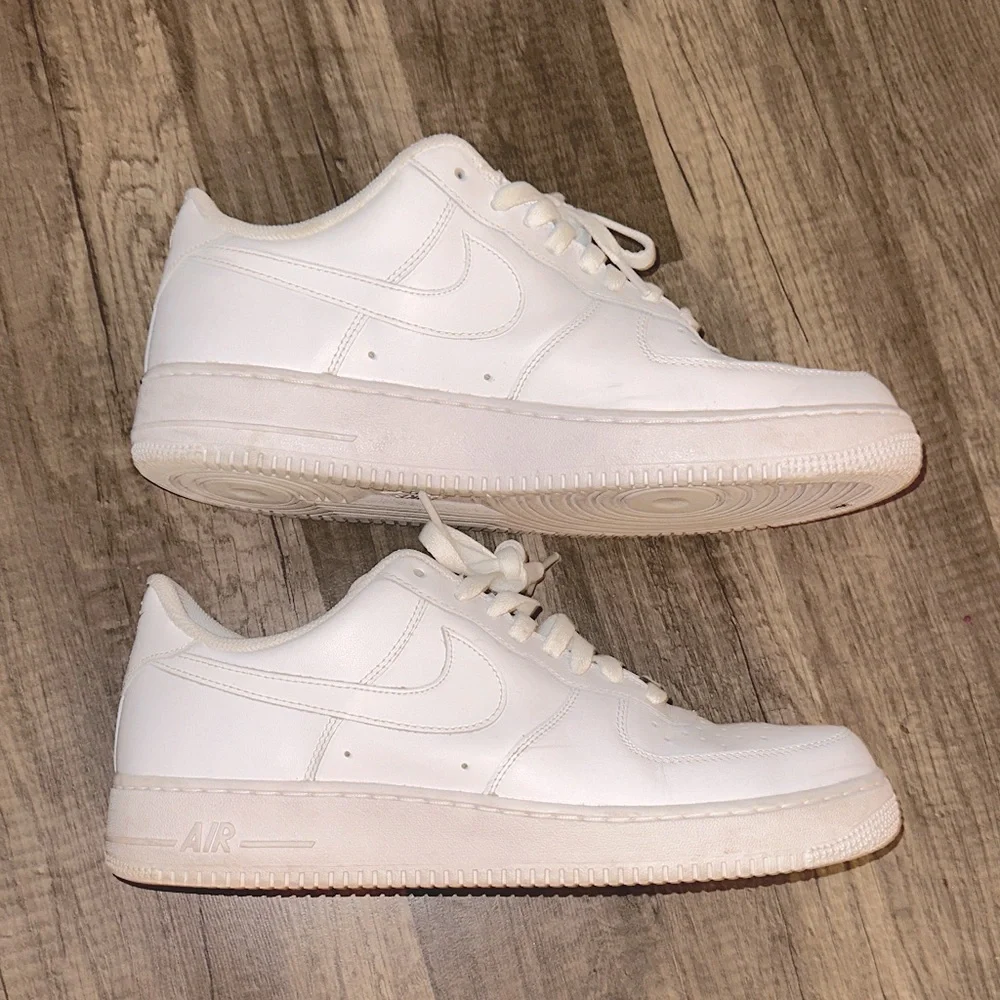 Nike AF1 White Low Classic Sneakers | 12M = 13.5W | Preowned Leather Air Forces - Picture 5 of 15